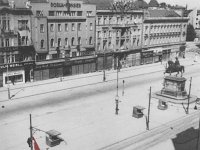 Zagreb, 8. svibnja 1945. godine. Tramvajci ističu crvenu zastavu.jpg